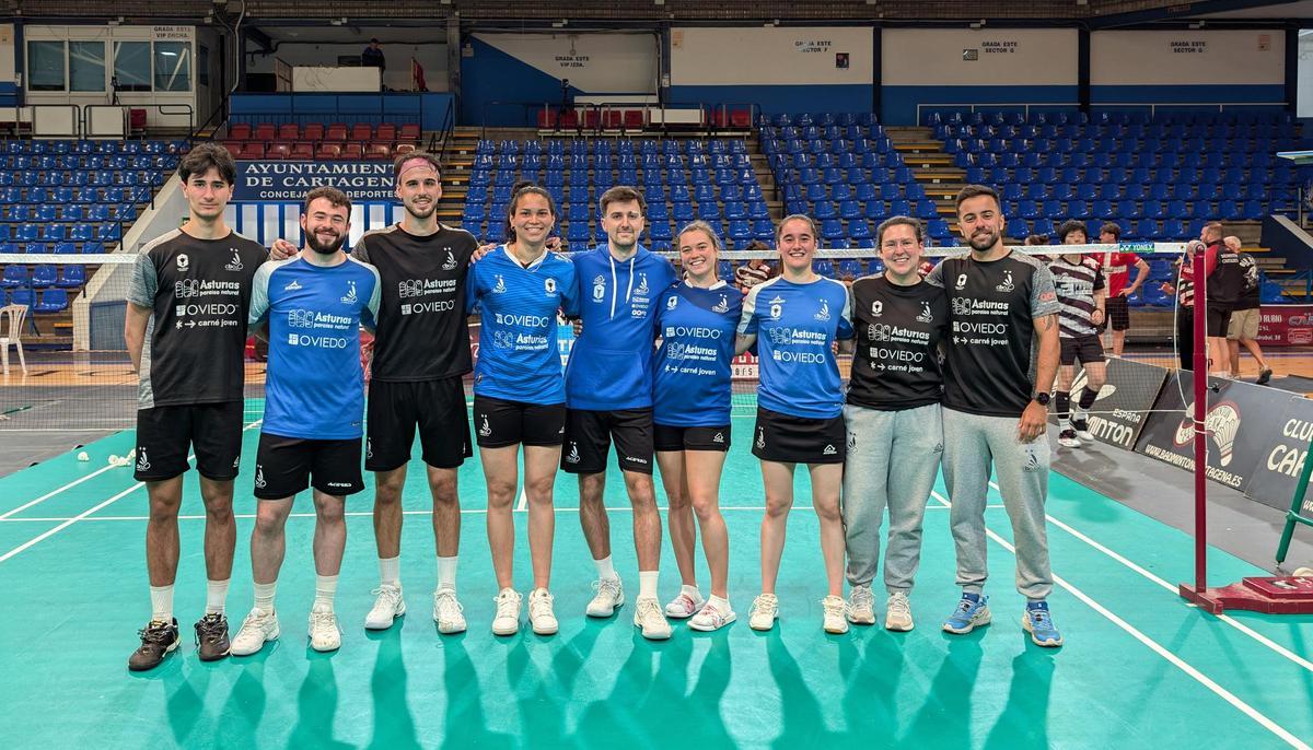 El equipo del Bádminton Oviedo que disputó la semifinal liguera: por la izquierda, Iván Torre, Vicente Gázquez, Álvaro Leal, Yeily Ortiz, Carlos Piris, Ruth Veiguela, Laura Álvarez, Mónica Ospina y Alberto Zapico.