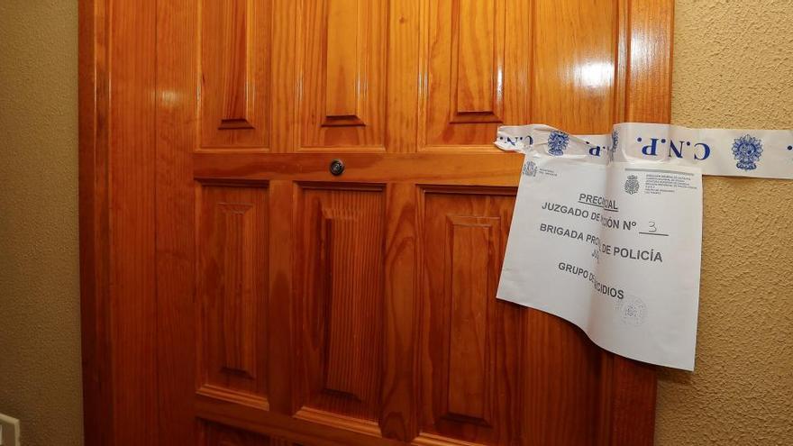 Puerta de la vivienda de una de las últimas víctimas de violencia machista, en Canarias