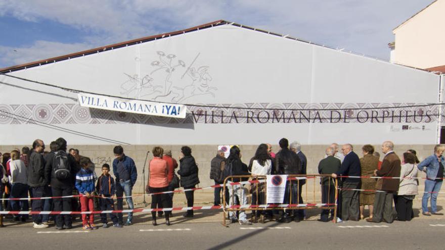 Concentración vecinal en octubre de 2014 en Camarzana para pedir la restauración de la villa romana.