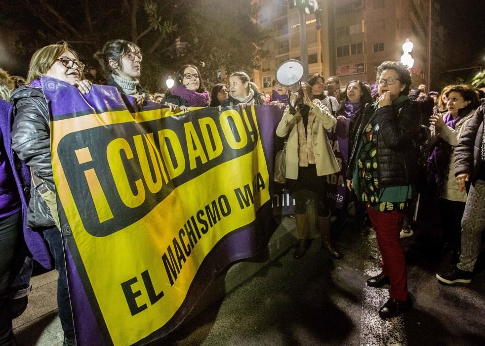 Más de 200 personas en la plaza Calvo Sotelo de Alicante