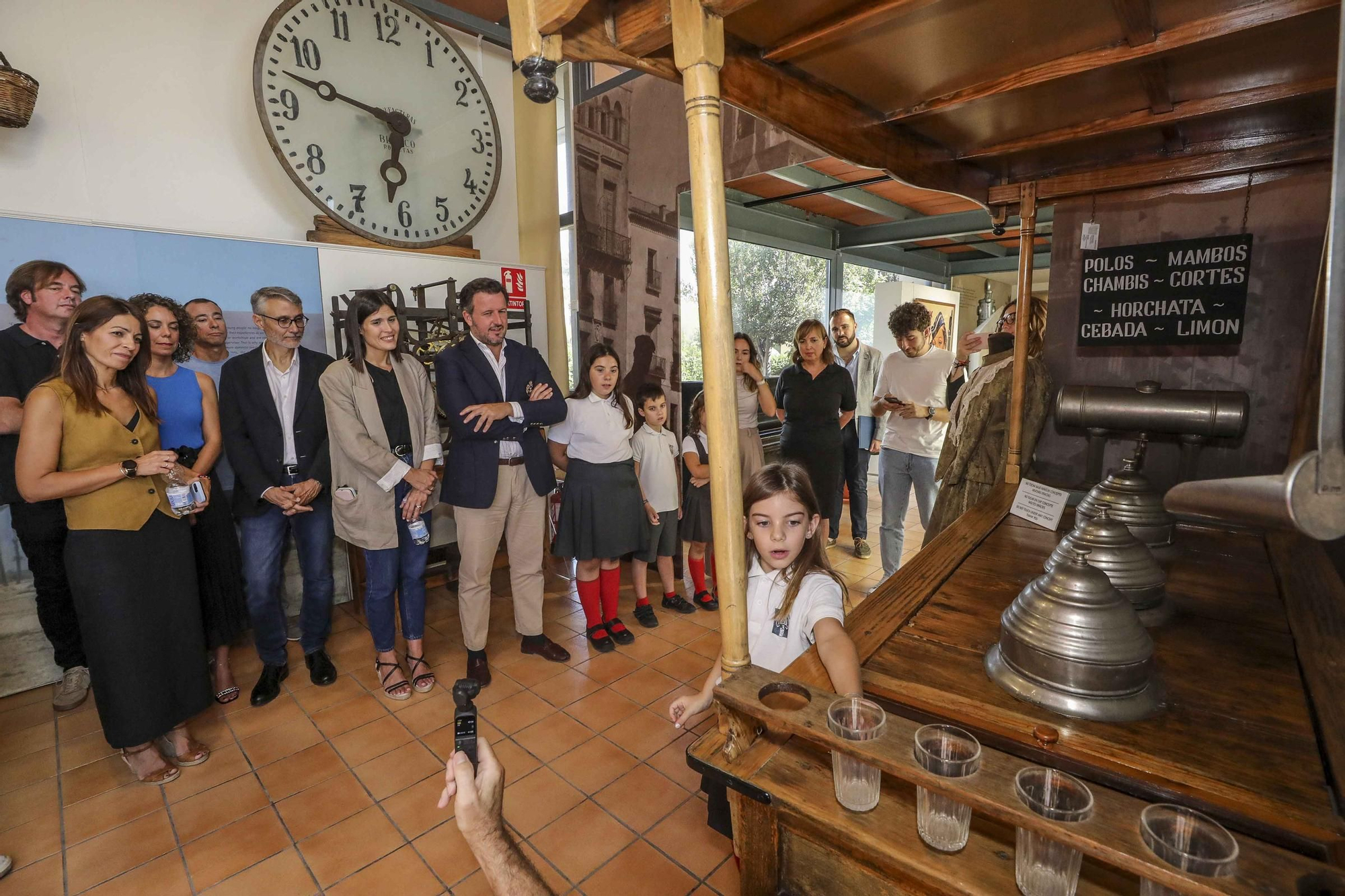 Niños con alma de guia turistica en el museo de pusol Elche