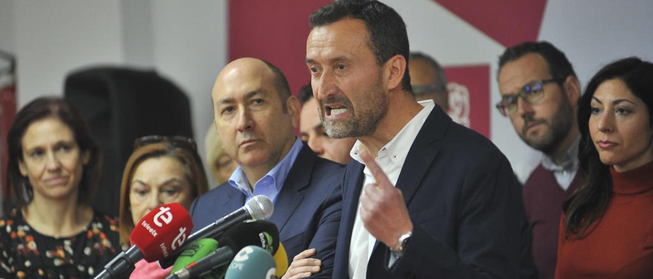 El alcalde y Alejandro Soler en la presentación de la campaña del PSOE.