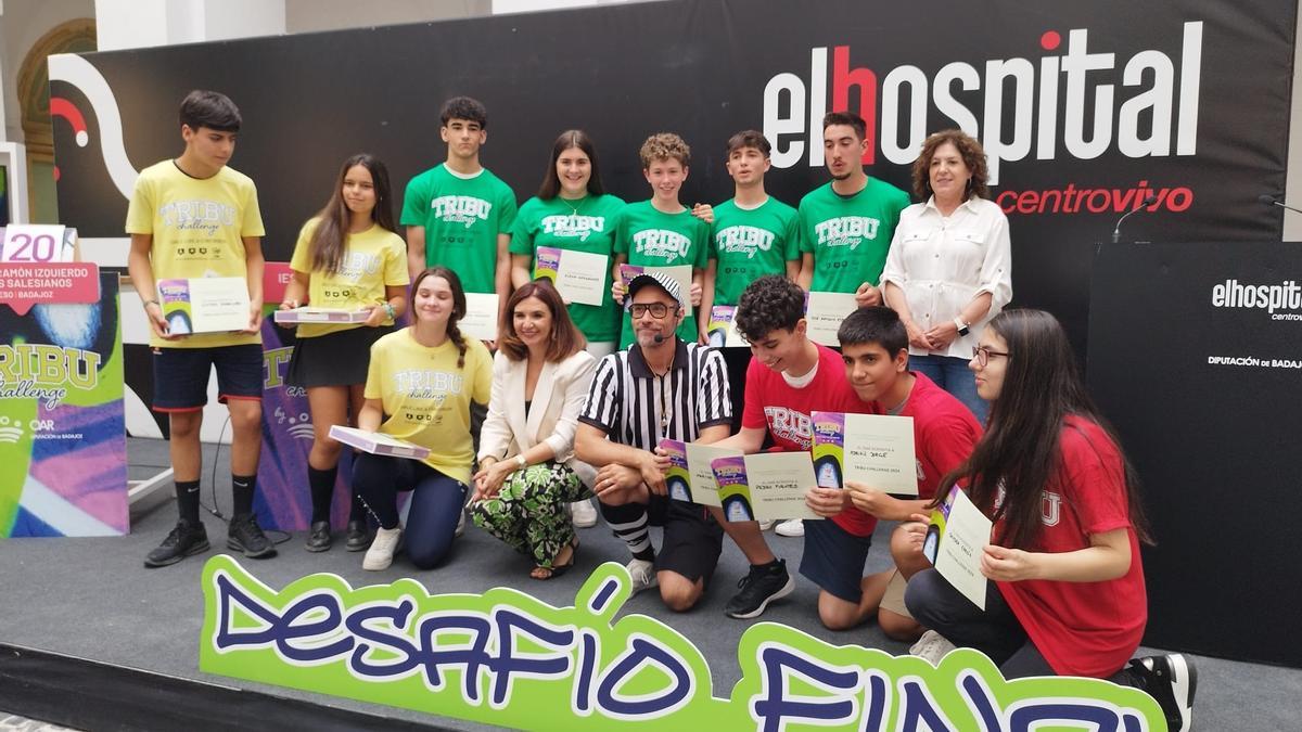 Los ganadores posan con el resto de finalistas en El Hospital Centro Vivo.