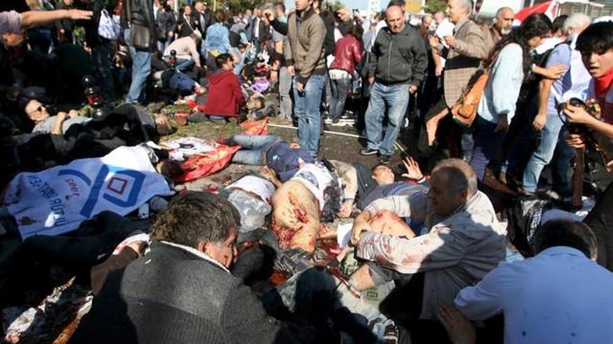 Al menos 20 muertos en dos atentados en una marcha por la paz en Ankara