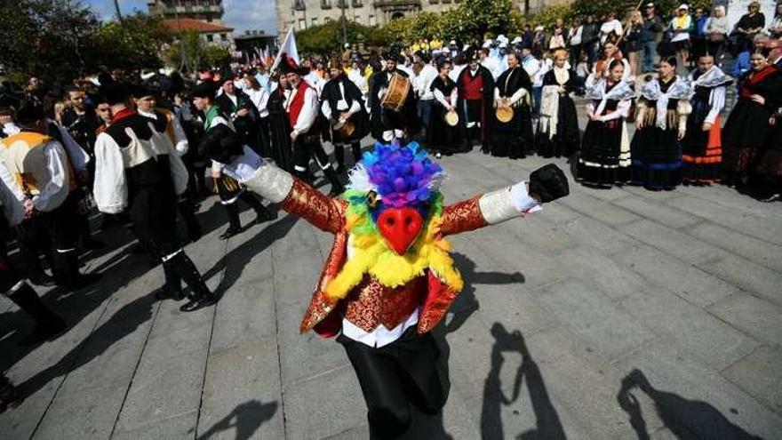 El loro Ravachol recibe al público ante los componentes del grupo Redegaita. // G.S.