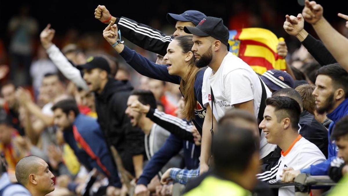 Aficionados del Valencia increpan a los jugadores del Barça, el pasado sábado en Mestalla.