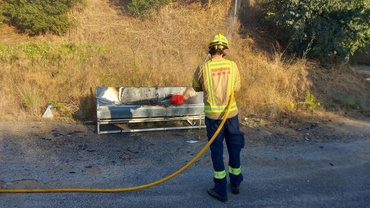 Calonge Incendi Extingeixen l'incendi d'un sofà a Calonge que amenaçava d'escampar-se ...