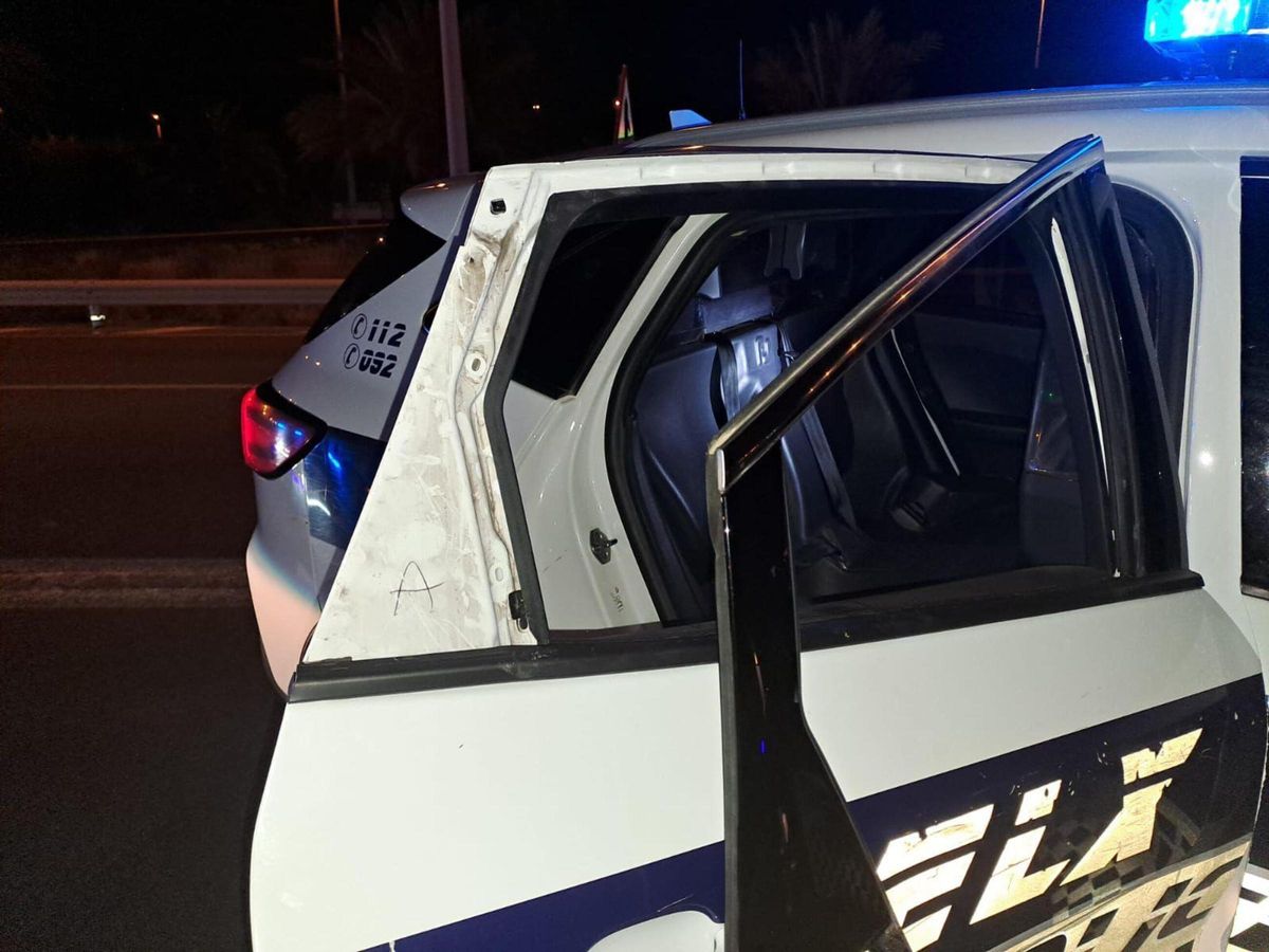 Estado en el que quedó la puerta del coche de la Policía Local de Elche
