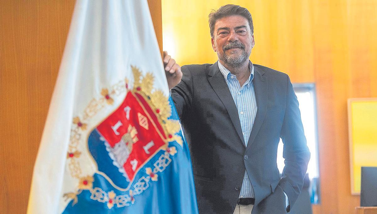 Barcala posa con la bandera de Alicante