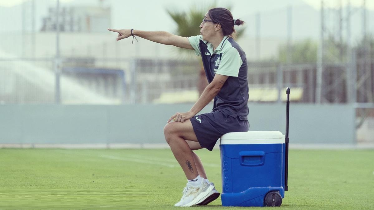 Sara Monforte, es la entrenadora del Villarreal femenino y da instrucciones durante un entrenamiento.