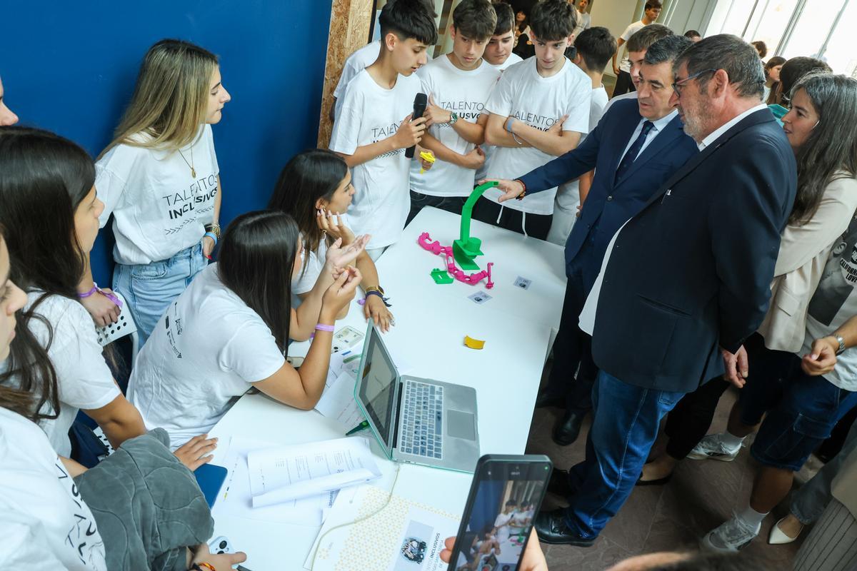 Román Rodríguez atiende las explicaciones de los alumnos del IES Díaz Castro de Guitiriz sobre su solución para abrir y cerrar un grifo