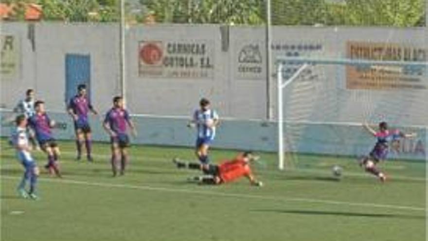 Uno de los goles que encajó el Eldense en Crevillente.