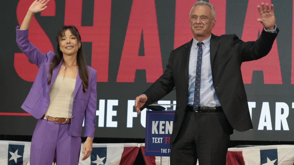 El candidato independiente a las elecciones presidenciales de EEUU, Robert F. Kennedy Jr., y su aspirante a vicepresidenta, Nicole Shanahan, en la presentación de la segunda en Oakland.