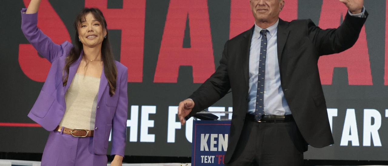 El candidato independiente a las elecciones presidenciales de EEUU, Robert F. Kennedy Jr., y su aspirante a vicepresidenta, Nicole Shanahan, en la presentación de la segunda en Oakland.