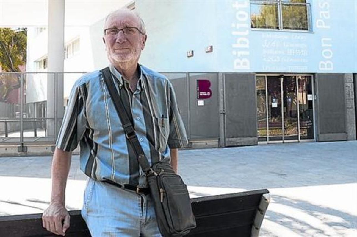 Origen del barri. Salvador Angosto, a la plaça de Robert Gerhard.