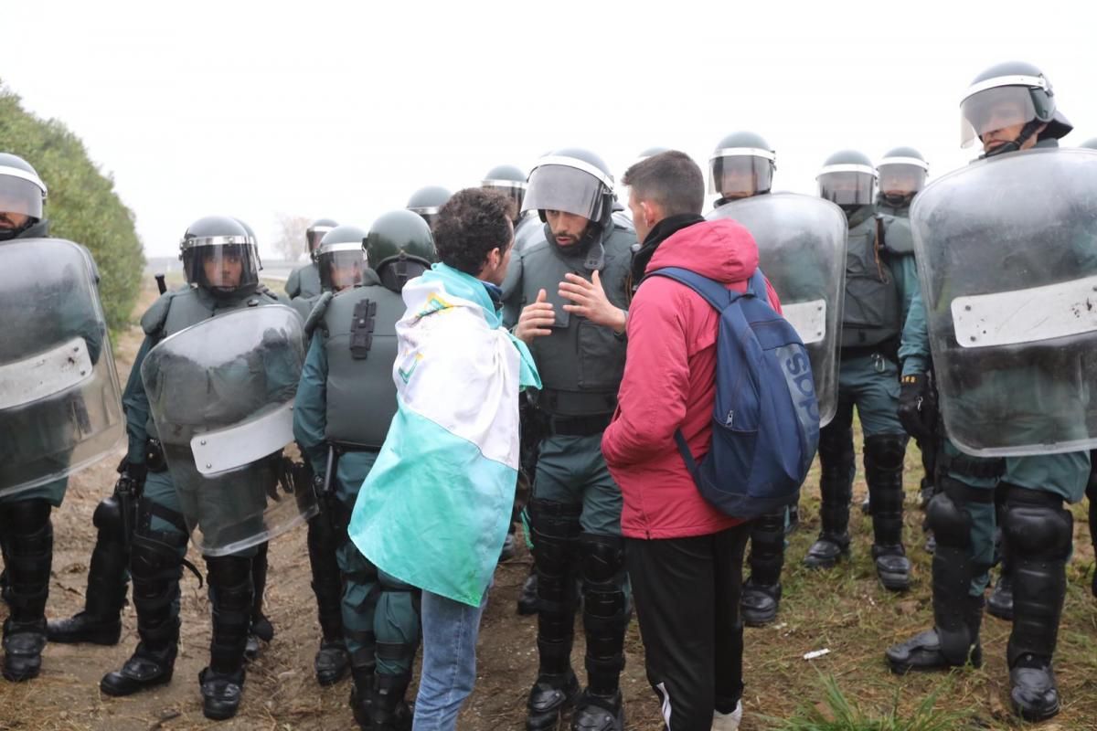 Agricultores cortan la autovía A-4 entre Montoro y Villa del Río