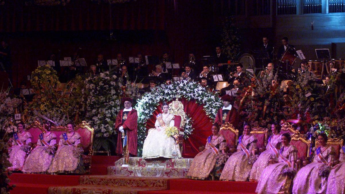 Exaltación de la Fallera Mayor de 2000, Lola Flor, con la banda municipal al fondo