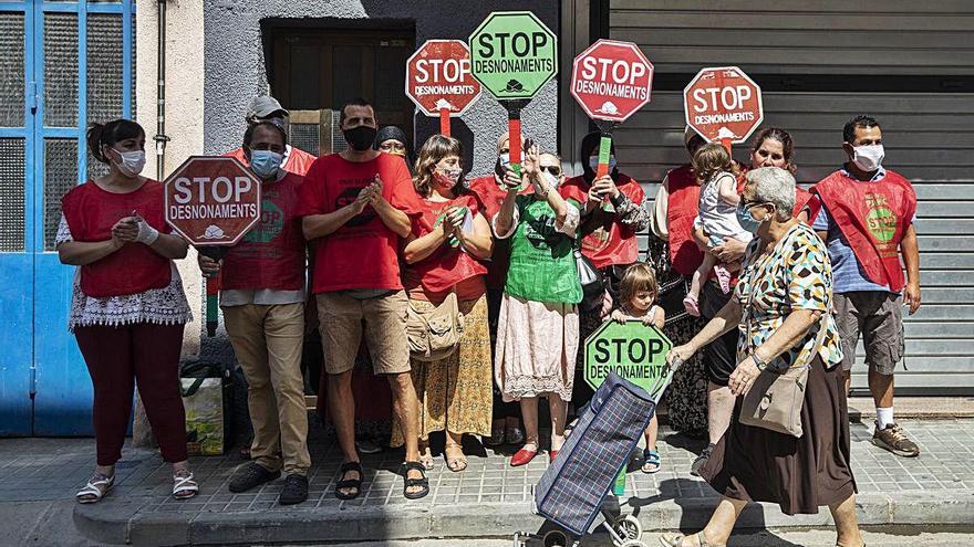 Membres de la PAH, aturant un desnonament a Blanes, en una imatge d&#039;arxiu.