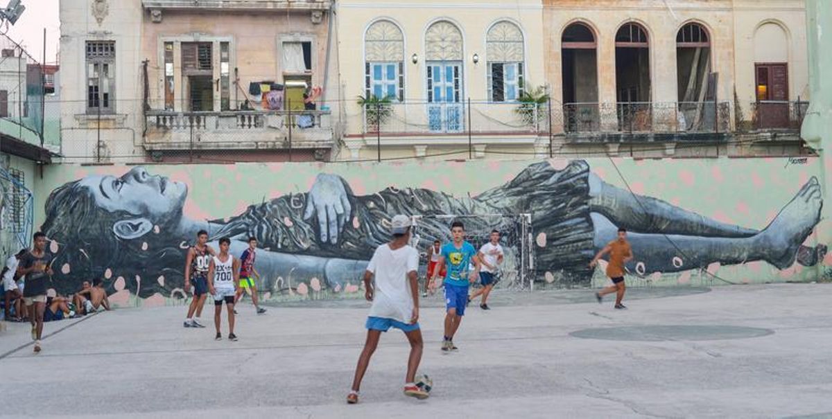 Un grupo de jóvenes juega a fútbol en las calles de La Habana.
