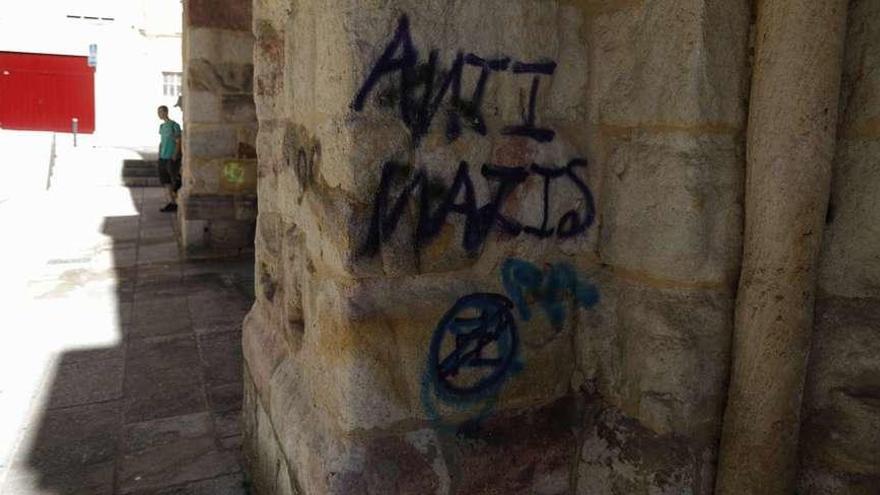 Los vecinos de San Esteban exigen que se eliminen las pintadas que afean la iglesia