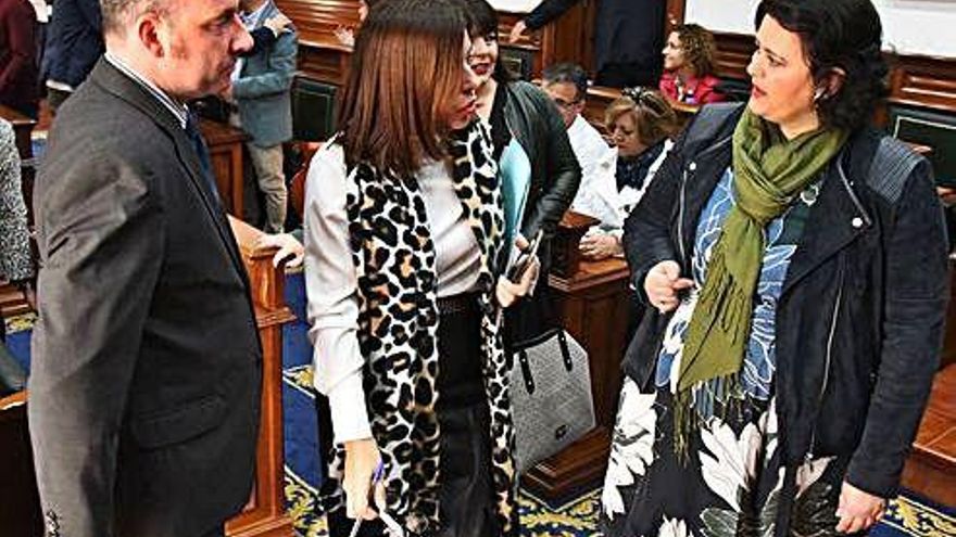 Eloy Santana, edil de Vías y Obras; la alcaldesa, Carmen Hernández, y Celeste López, concejala de Economía y Hacienda, antes de iniciarse el pleno.