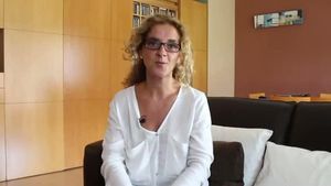 Vídeo d’Elena Alfaro en què demana que els llibres de text tinguin un preu just.