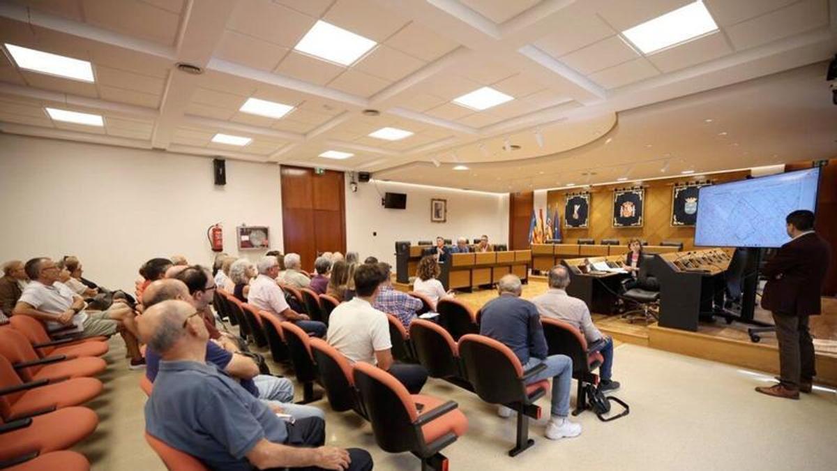 Alrededor del 60% de los propietarios, cuyos terrenos representan más del 60% de la totalidad de parcelas afectadas, manifestaron su conformidad a dicha actuación tras una reunión celebrada en el Ayuntamiento.