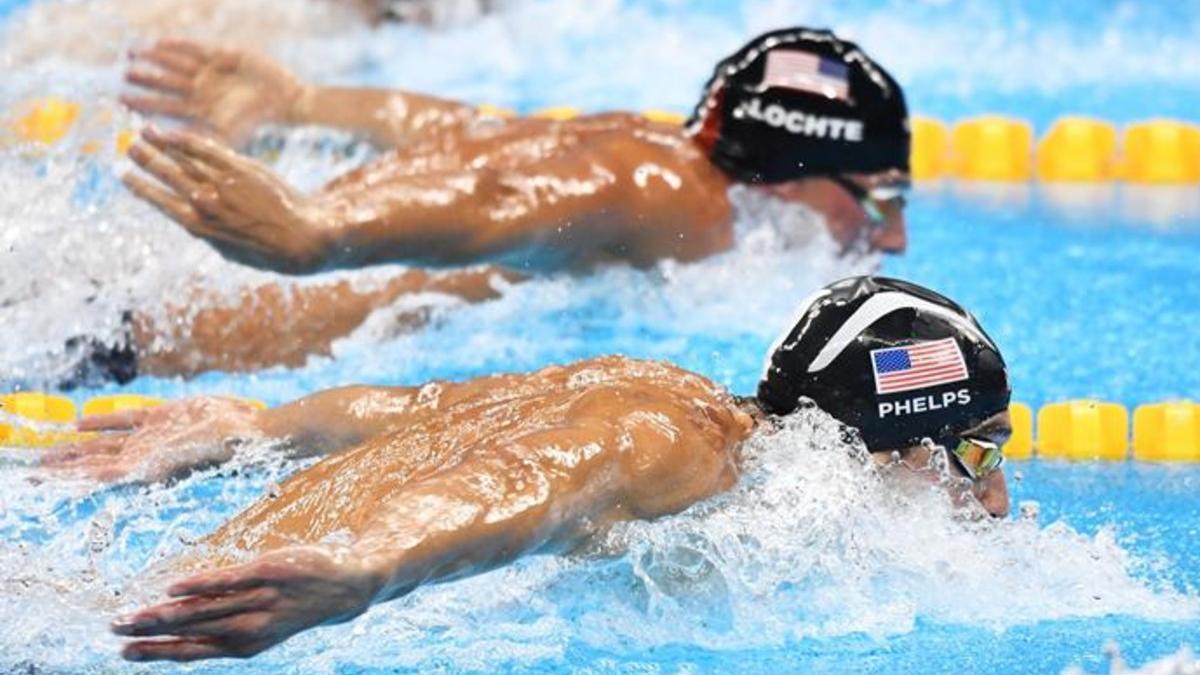 Lochte y Phelps durante la final de los 200 estilos