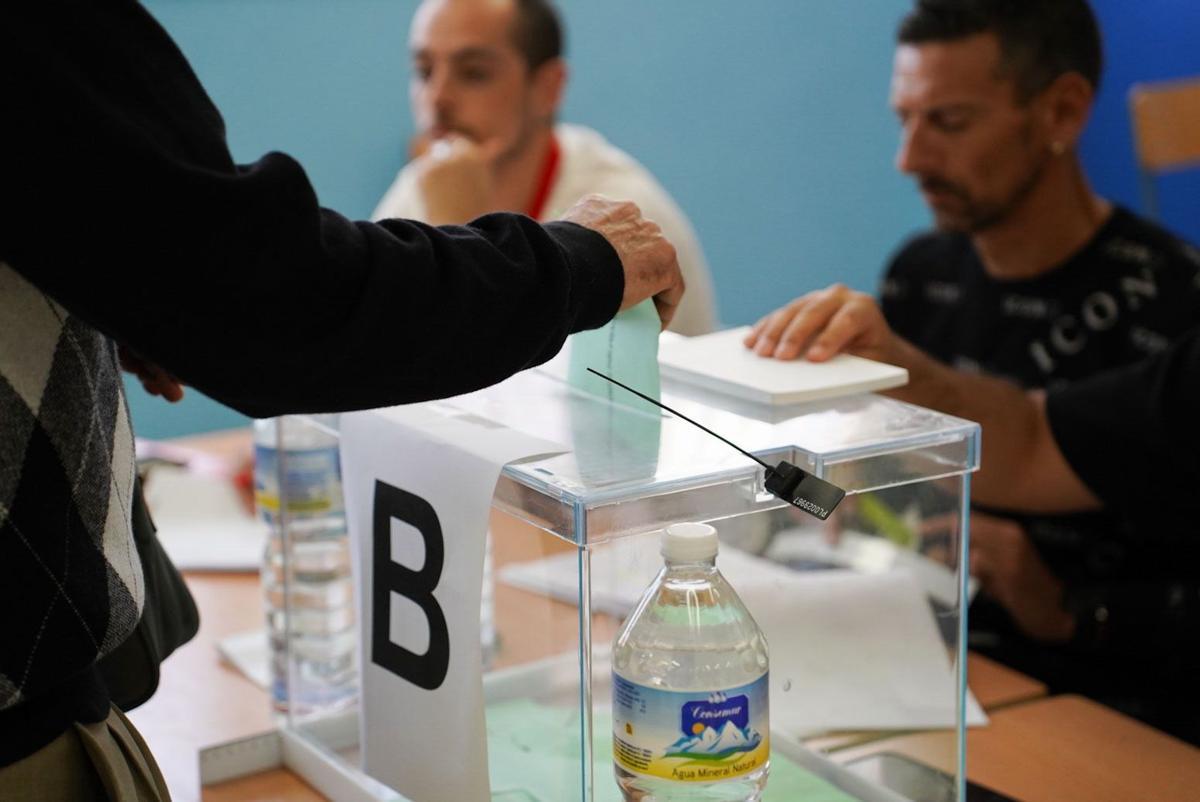 Ciudadanos votando en un colegio electoral de Sevilla.