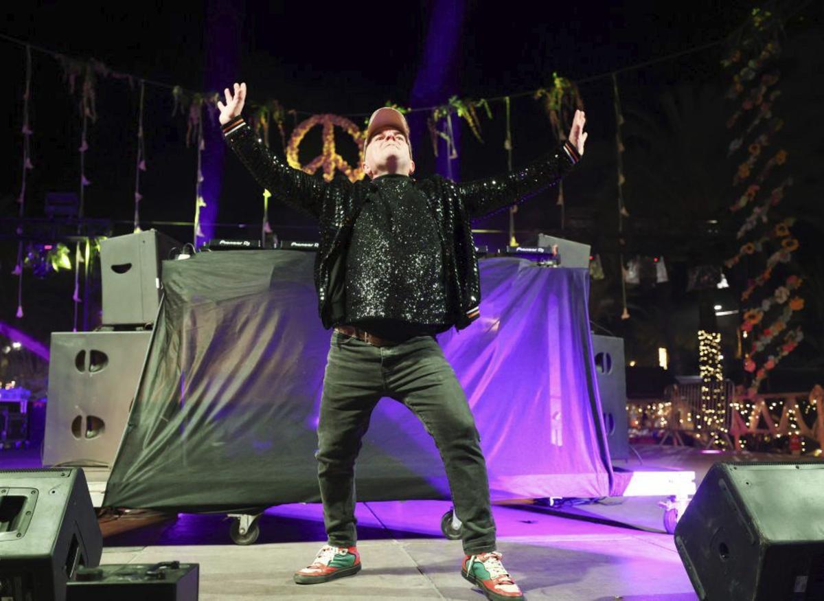 DJ Pharma dándolo todo sobre el escenario. |
