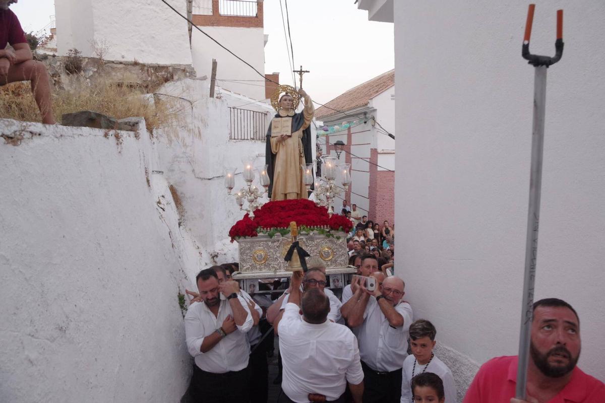 Las calles de Olías vivieron la procesión de San Vicente Ferrer, una cita en la que sus vecinos rindieron culto a su patrón por las estrechas calles del núcleo. Las calles de Olías vivieron la procesión de San Vicente Ferrer, una cita en la que sus vecinos rindieron culto a su patrón por las estrechas calles del núcleo.