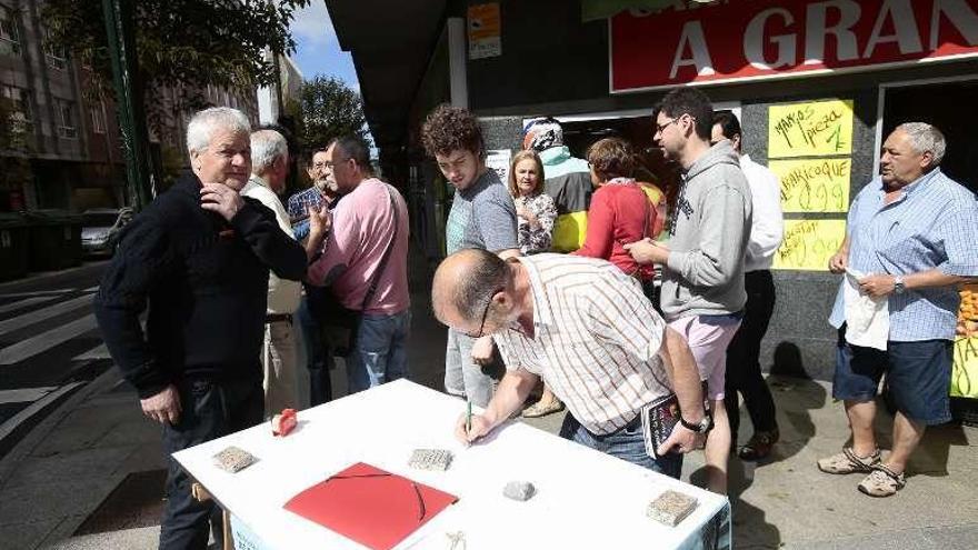 Los vecinos de Teis, ayer, en la recogida de firmas. // M. Canosa