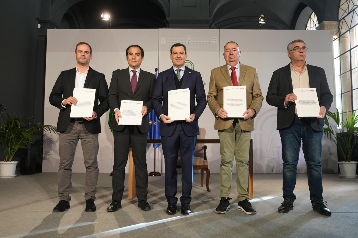 Firma del acuerdo entre el presidente de la Junta de Andalucía y los sindicatos