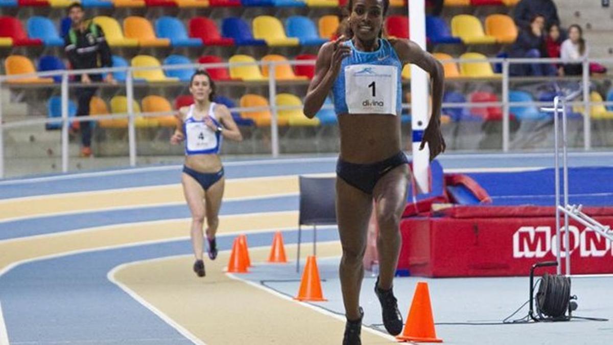 Genzebe Dibaba se exhibió sobre la pista cubierta de Sabadell