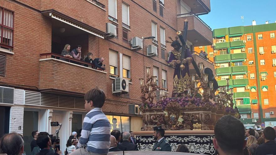 Vídeo | El Cristo de la Caridad de San José Obrero llega a María Auxiliadora a punto de hacer estación en el Santuario de los Gitanos
