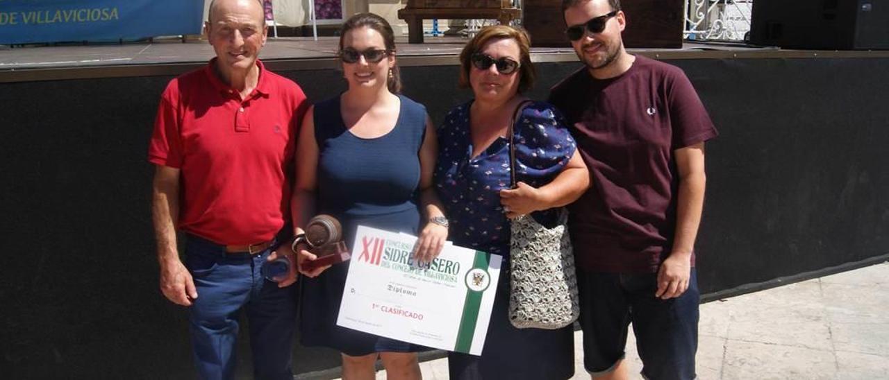 Alberto Labrador, Alba Labrador, Ana Isabel Menéndez y Fernando Fernández Iglesias, con el premio, el domingo, en Villaviciosa.