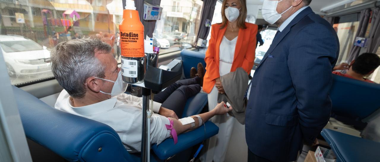 El presidente de la Xunta, Alfonso Rueda, dona sangre, ayer, acompañado por el conselleiro de Sanidade, Julio García Comesaña, en Miño.