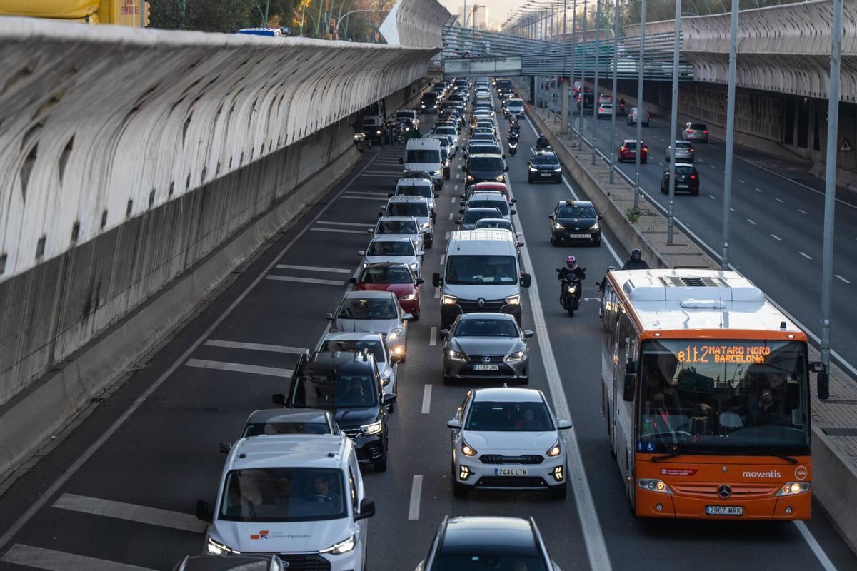 Atascos en la entrada de Gran Via de les Corts Catalanes de Barcelona a la altura de Glòries