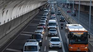 Atascos en la entrada de Gran Via de les Corts Catalanes de Barcelona a la altura de Glòries