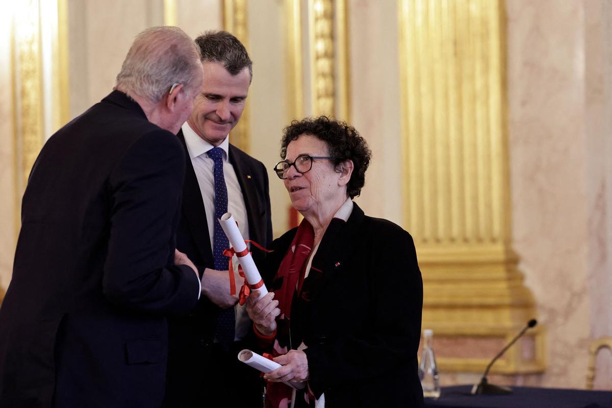 La historiadora francesa Annette Wieviorka entrega un premio especial al Rey emérito de España Juan Carlos I (izq.) durante la 35.ª edición del "Journée du Livre Politique", un evento anual dedicado a los libros de política, en la Asamblea Nacional de Francia en París La historiadora francesa Annette Wieviorka entrega un premio especial al Rey emérito de España Juan Carlos I (izq.) durante la 35.ª edición del "Journée du Livre Politique", un evento anual dedicado a los libros de política, en la Asamblea Nacional de Francia en París