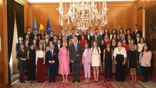 La Familia Real recibe a los mejores expedientes de la Universidad de Oviedo: "Leonor nos ha pedido un consejo a cada uno"