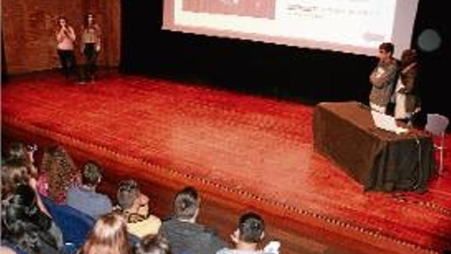 La intervenció d&#039;uns estudiants a l&#039;Auditori de Banyoles, ahir al matí.