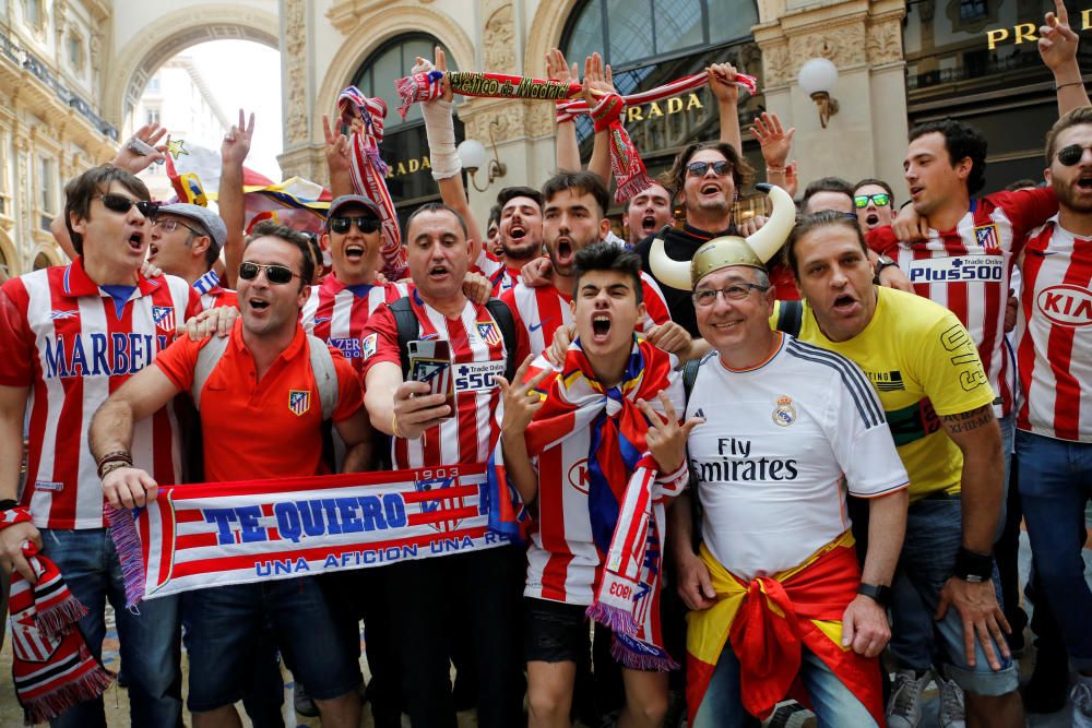 Las aficiones de Madrid y Atlético toman el centro de Milán en las horas previas al partido.