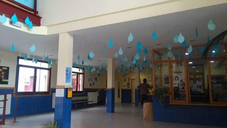 El instituto Pardo Tavera decorado con gotas de agua que contienen mensajes solidarios.