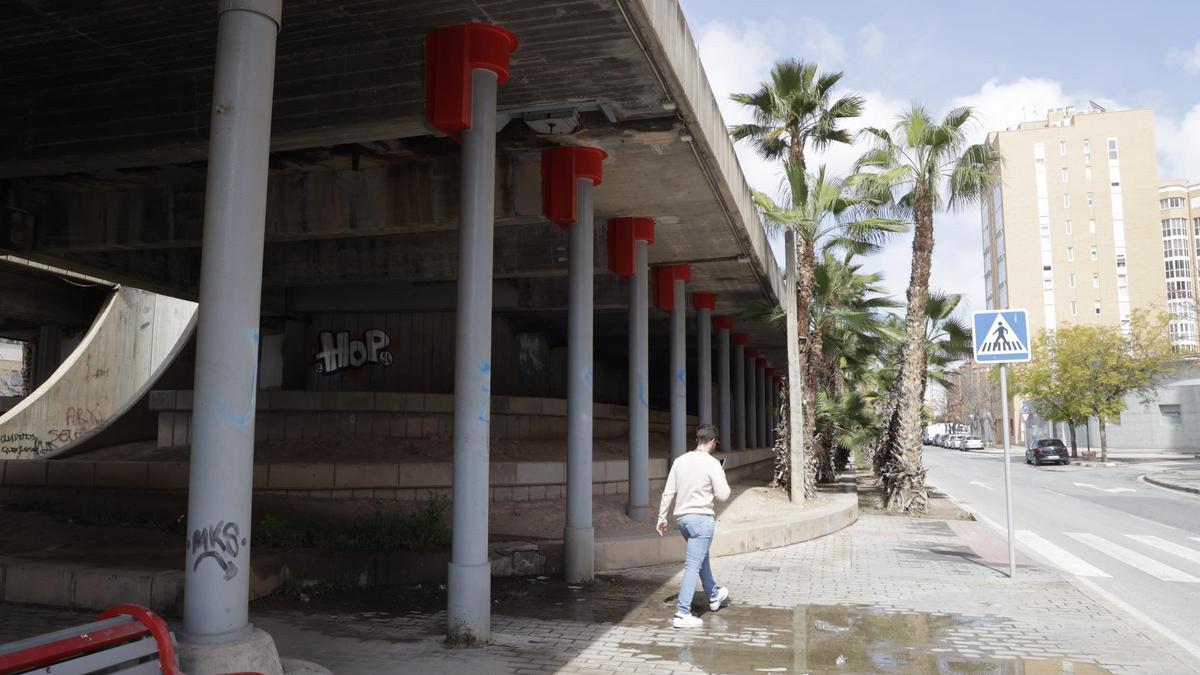 Goteras en el Puente Rojo de Alicante tras las fuertes lluvias