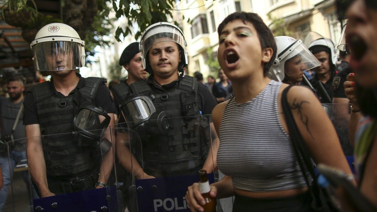 La policía de Turquía destruye la manifestación del Orgullo LGBTQ+ en Ankara