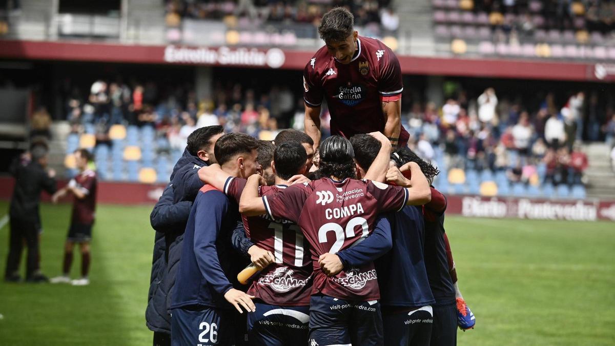 La celebración de uno de los goles en el último duelo en Pasarón ante el Athletic 'B'.