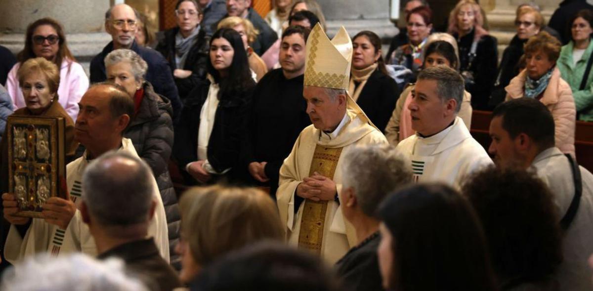 Un momento de la Santa Misa celebrada en la Colegiata. | J.L.