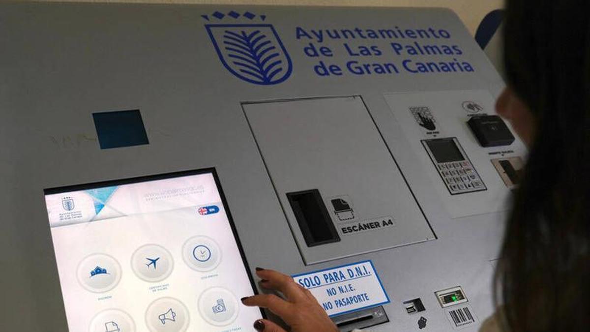 Una ciudadana realiza un trámite en el quiosco digital del Ayuntamiento de La Palmas de Gran Canaria.