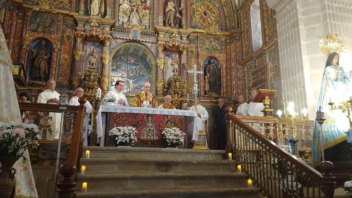 El obispo de Astorga, Jesús Fernández, preside la misa de Los Remedios.